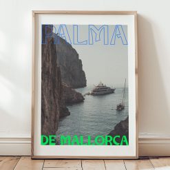 Produktbild av Palma de Mallorca-poster med klippor, yachter och blått Medelhav i bakgrunden, stående i en stilren ram.